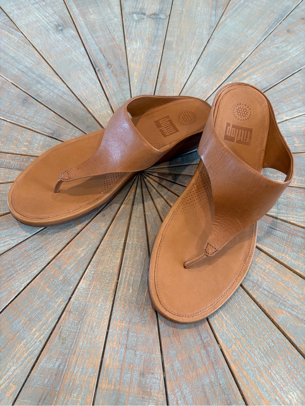 NWOT!! FitFlop Lulu Leather Toe-Thong Sandals - Size 10